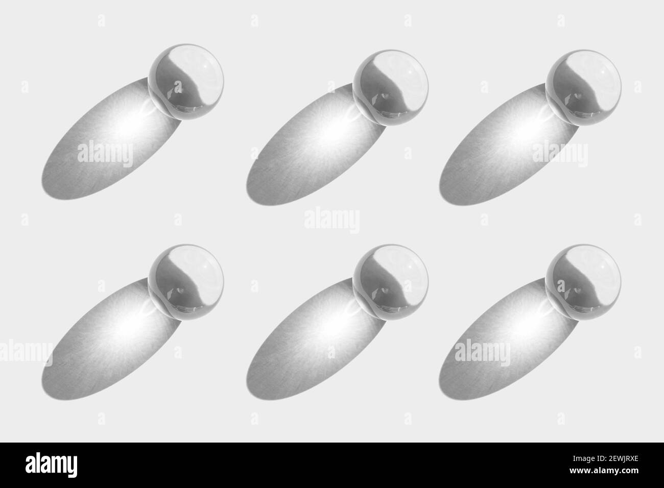 Palla trasparente in vetro con riflesso del sole, luce e ombra, motivo a sfera su sfondo bianco. Orb per la fortificazione e la previsione del futuro Foto Stock