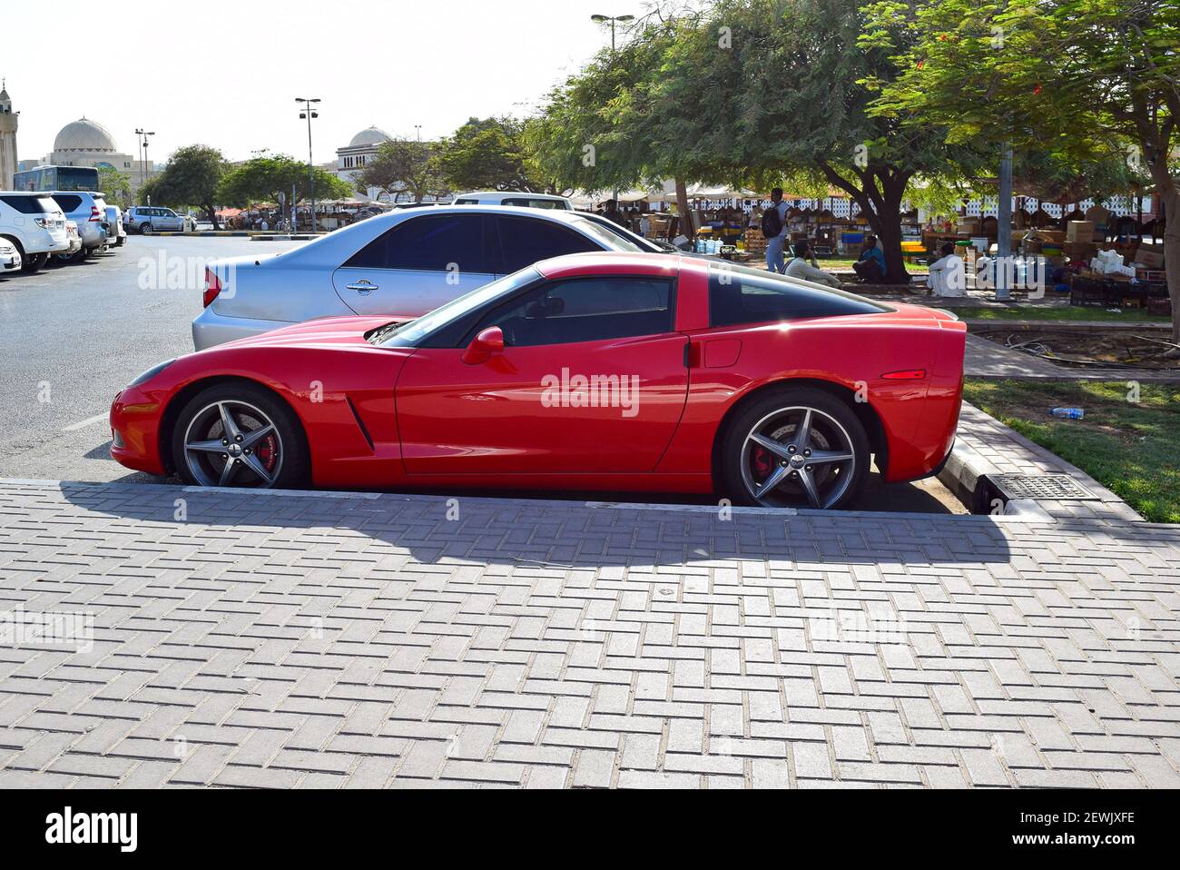 Vista laterale di una Corvette Chevrolet rossa. Dettagli esterni dell'auto Foto Stock