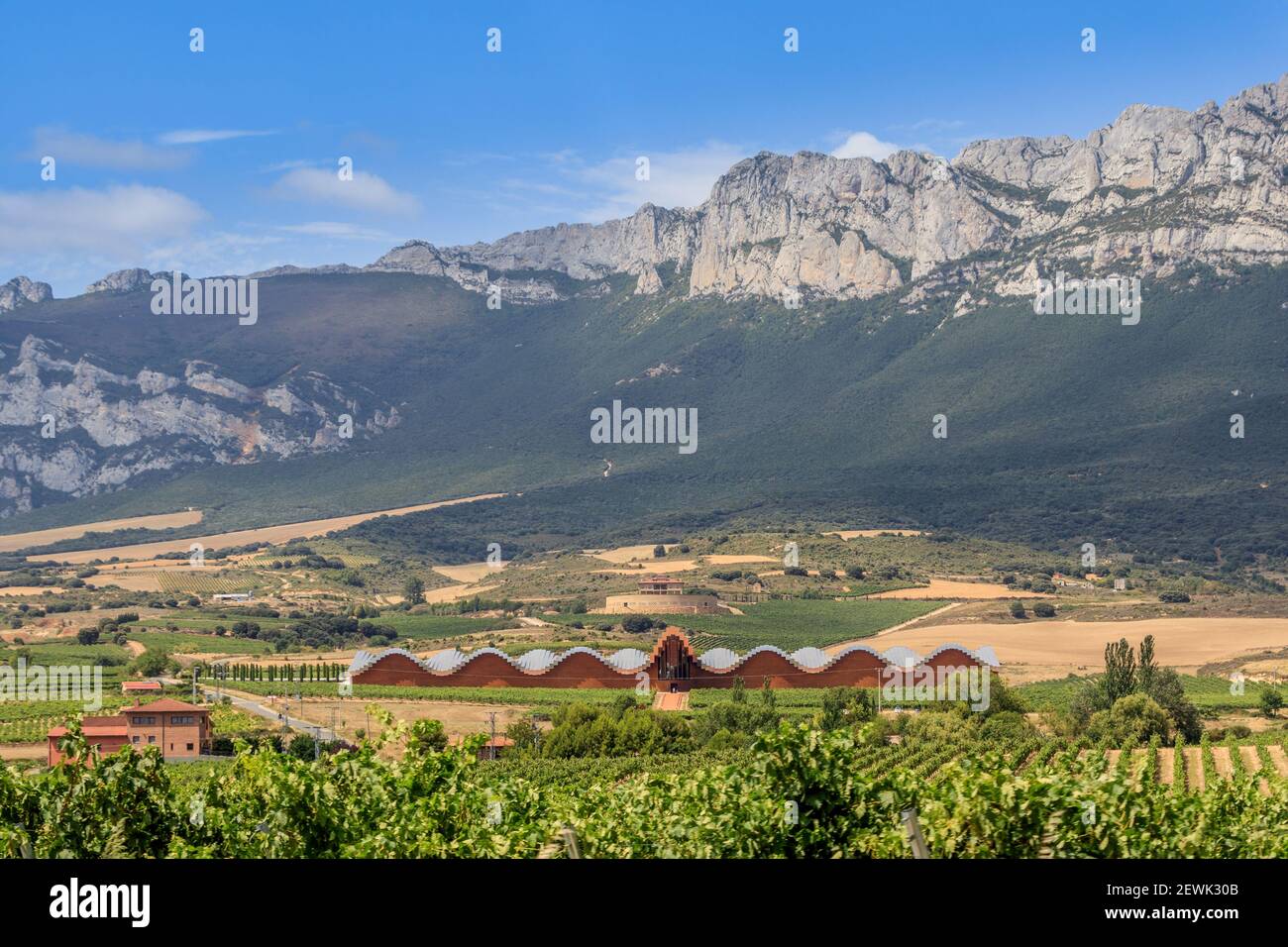 LAGUARDIA, SPAGNA - 17 agosto 2018: Immagine della cantina Ysios a Laguardia. Vini Rioja in un ambiente imbattibile con la protezione dei monti Cantabri Foto Stock