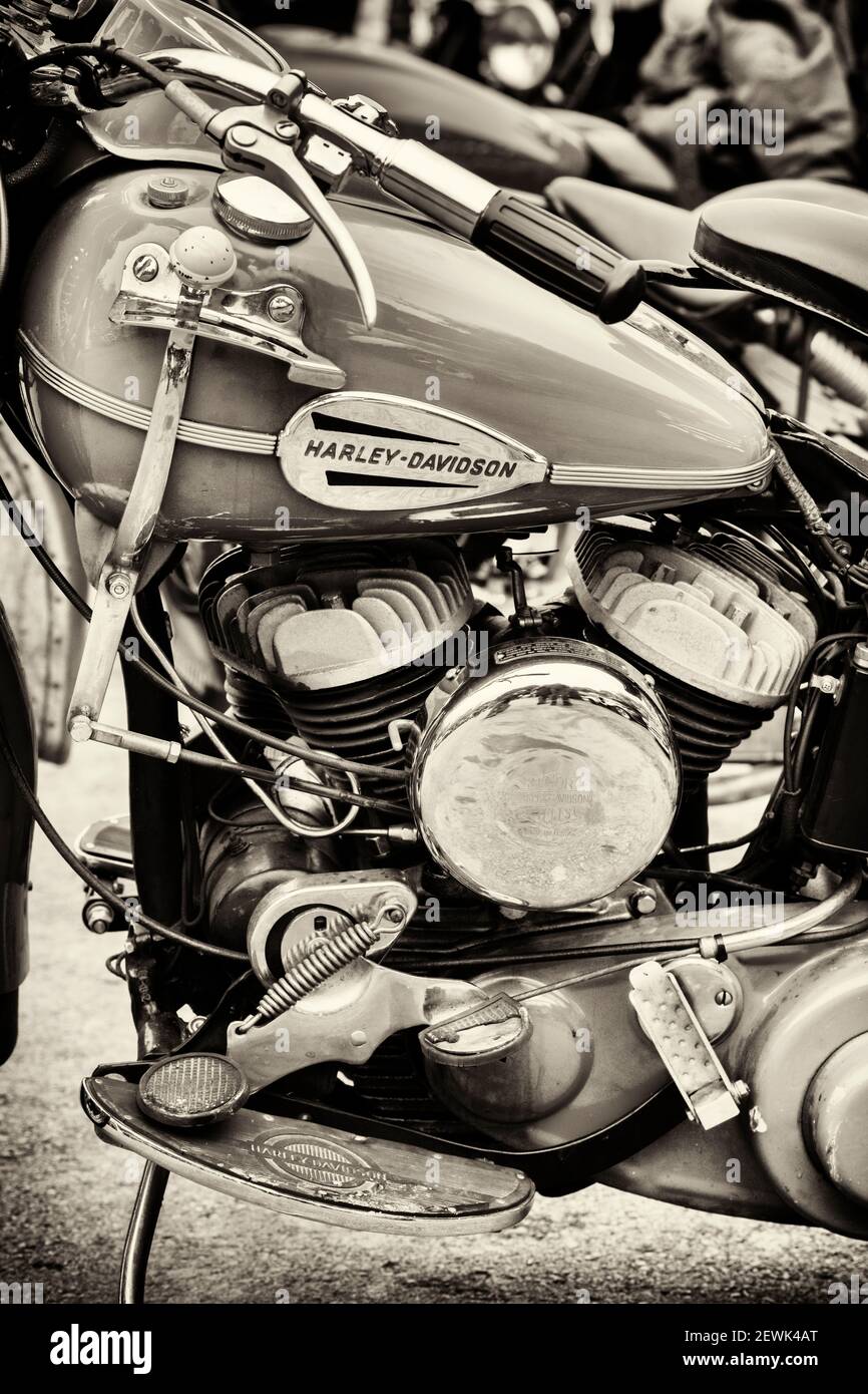Motocicletta Harley Davidson d'epoca 1946 in occasione di un evento di salita Prescott. Gloucestershire, Inghilterra. Tono seppia Foto Stock