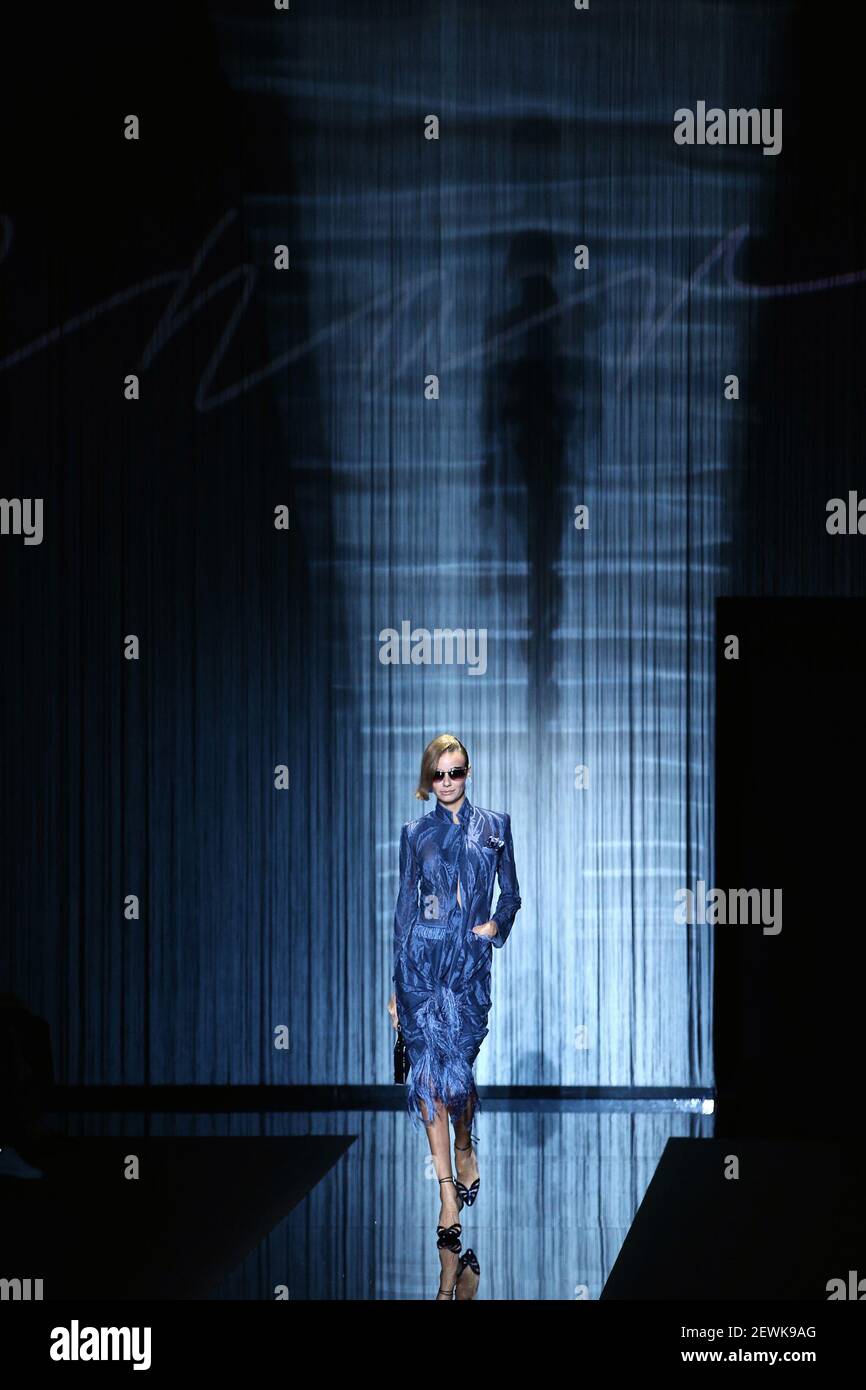 160923) -- MILANO, 23 settembre 2016 (Xinhua) -- UN modello presenta una  creazione alla sfilata di moda Giorgio Armani durante la settimana della  Moda di Milano Primavera/Estate 2017 a Milano, 23 settembre