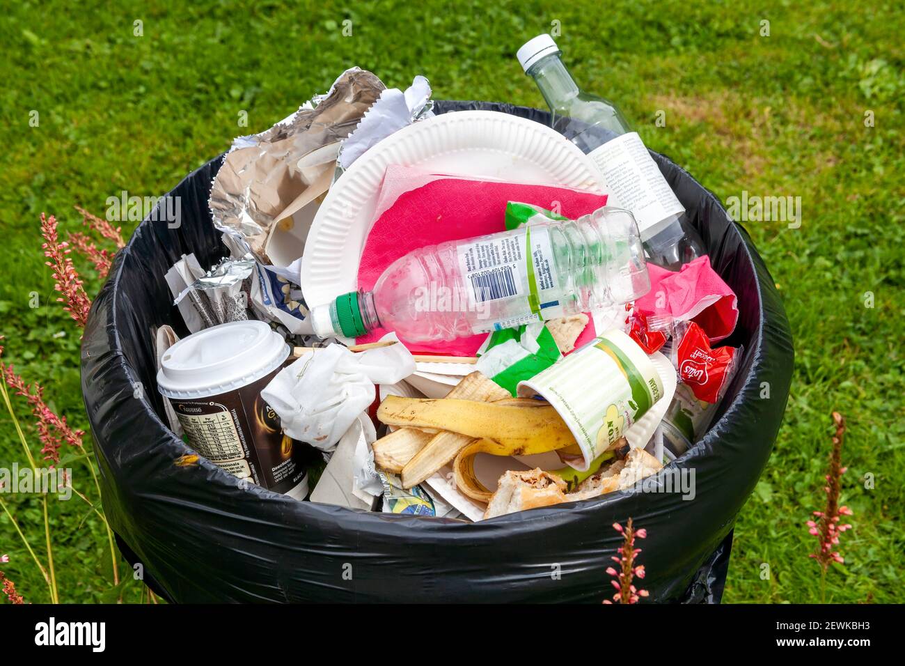 Haverfordwest, Wales, UK, 28 agosto 2016 : bidone di rifiuti di bottiglie e tazze di plastica, insieme a imballaggi di carta pronti per essere rimossi in una b Foto Stock