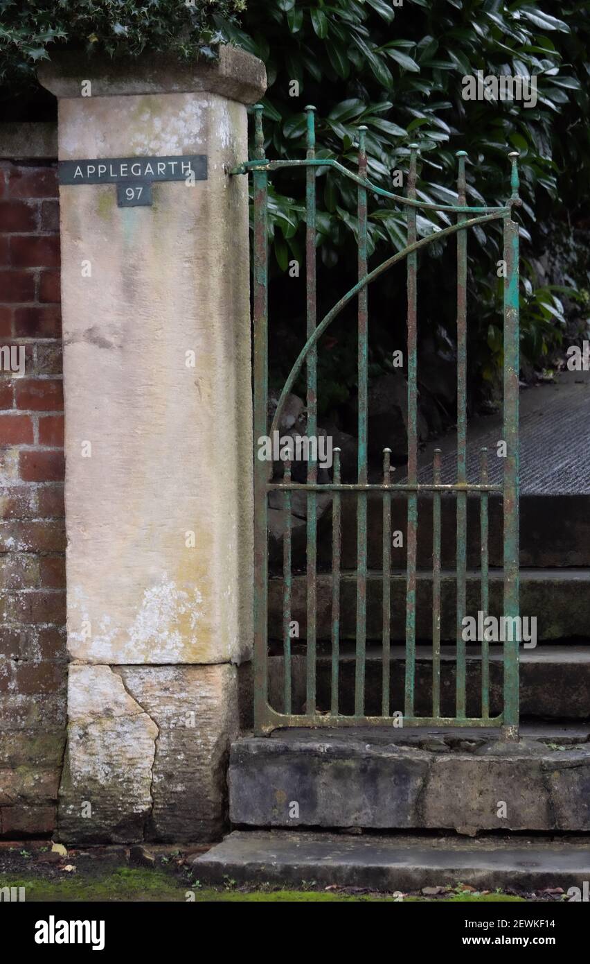 Vecchio cancello del giardino e pilastro di pietra all'entrata di Applegarth a Westbury Leigh, Wiltshire, Inghilterra, Regno Unito. Foto Stock