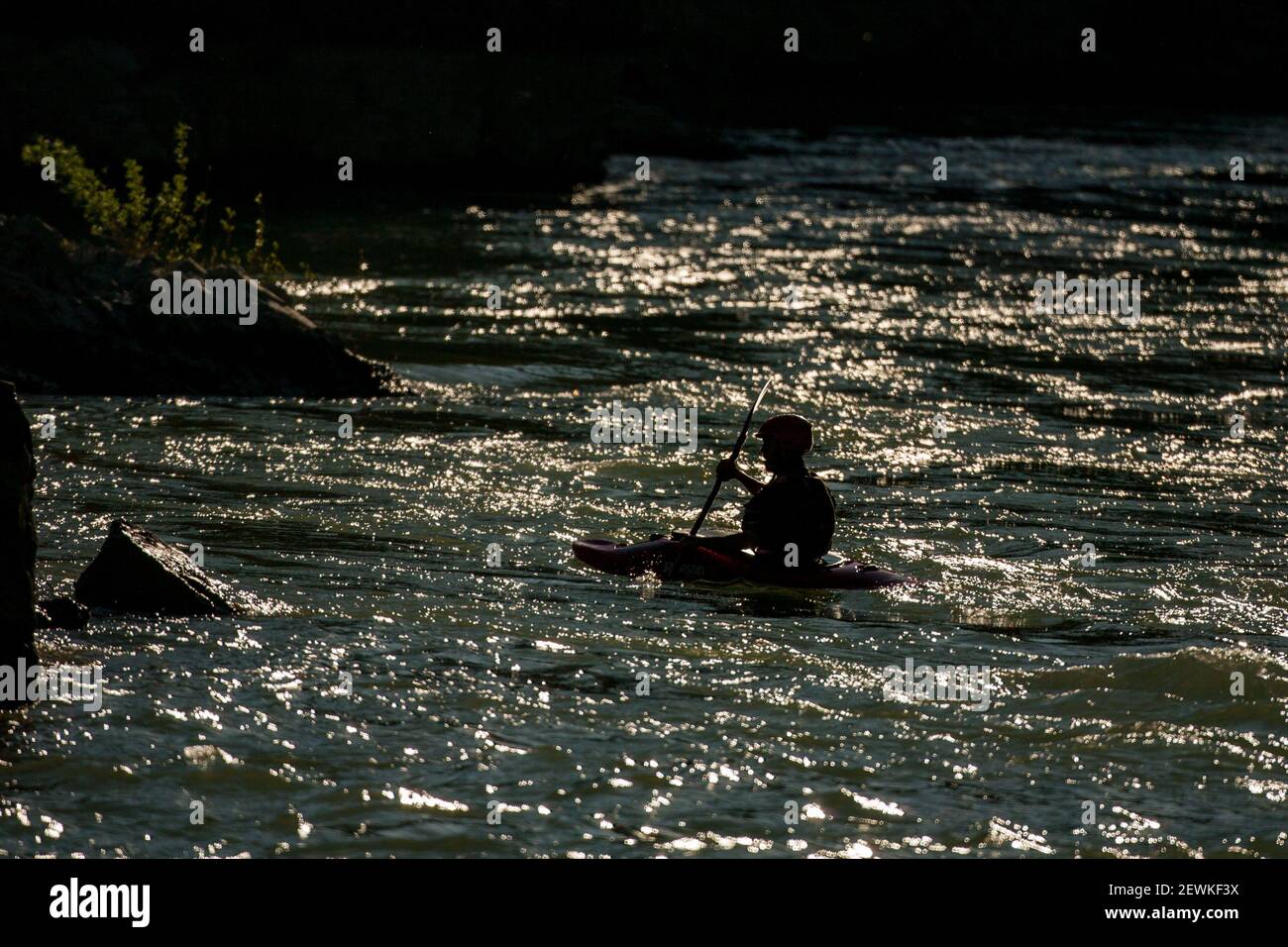 Un kayak galleggia sull'acqua verde oro del fiume Snake, Jackson Hole, WY, 17/07/22. Foto Stock