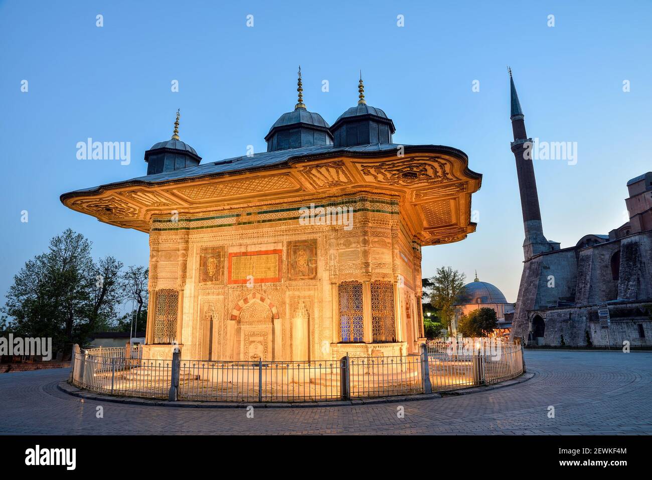 Fontana del Sultano Ahmet III di notte a Istanbul Foto Stock
