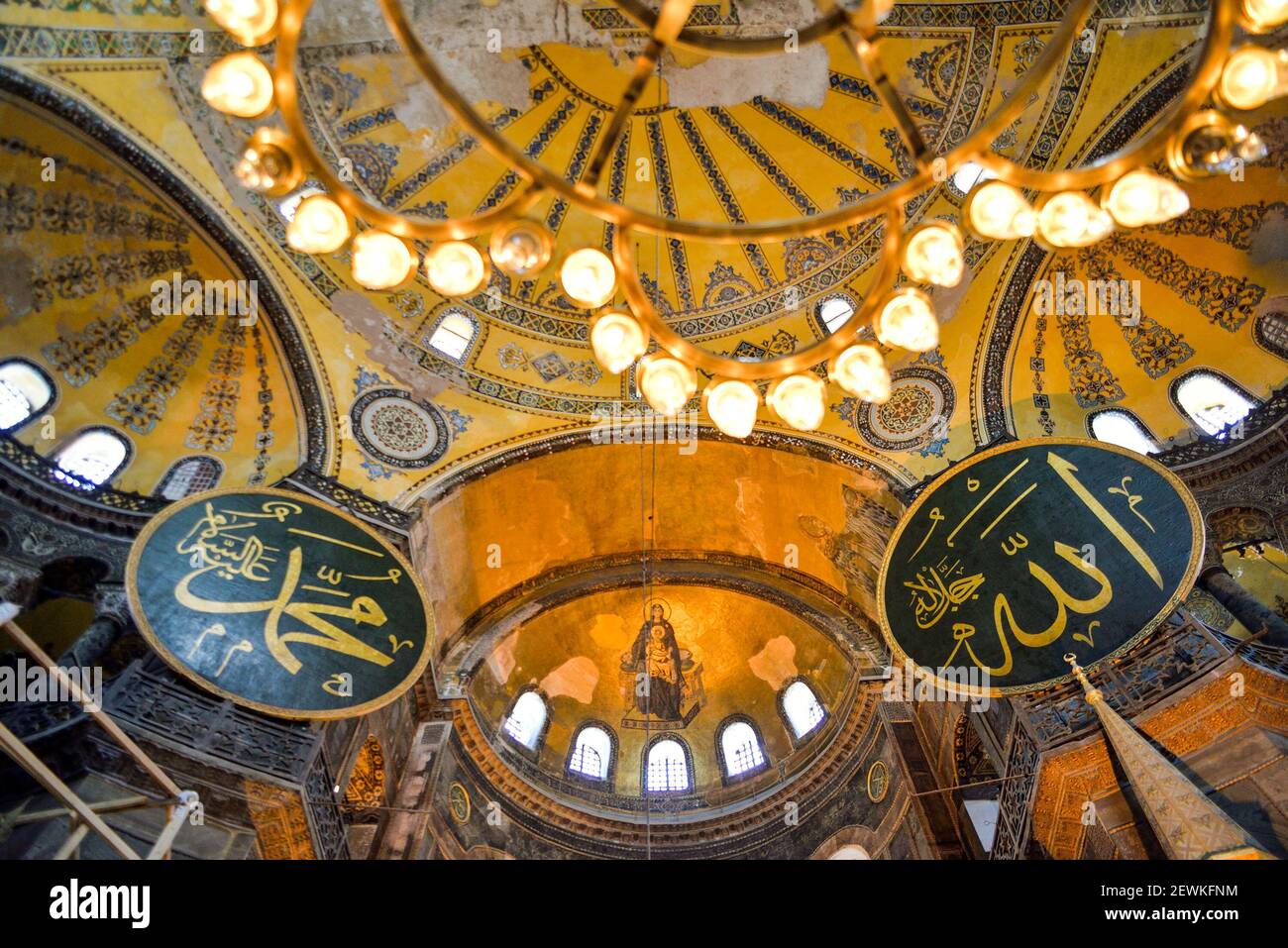 Istanbul, Turchia - 5 maggio 2017: Hagia Sophia era una basilica patriarcale greco-ortodossa cristiana, in seguito una moschea imperiale, ed ora un museo. Foto Stock