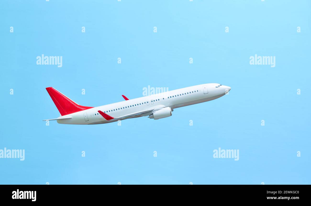 Aeroplano bianco su sfondo blu, vista laterale Foto Stock