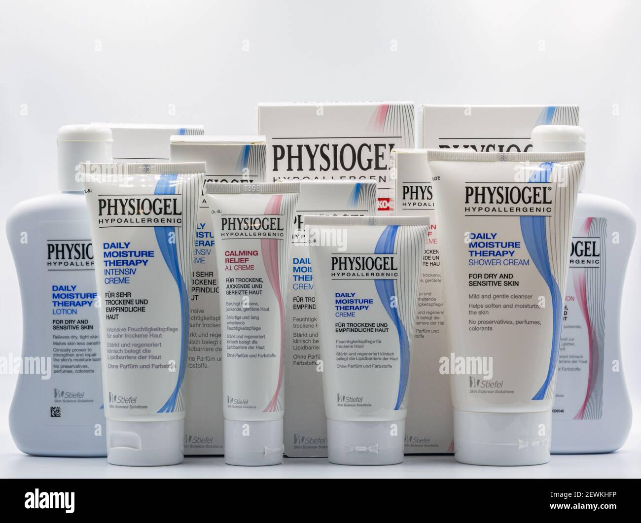 KYIV, UCRAINA - 04 OTTOBRE 2020: Physiogel cosmetici dermo ipoallergenici primo piano su sfondo bianco. Il marchio Physiogel è un produttore britannico Foto Stock