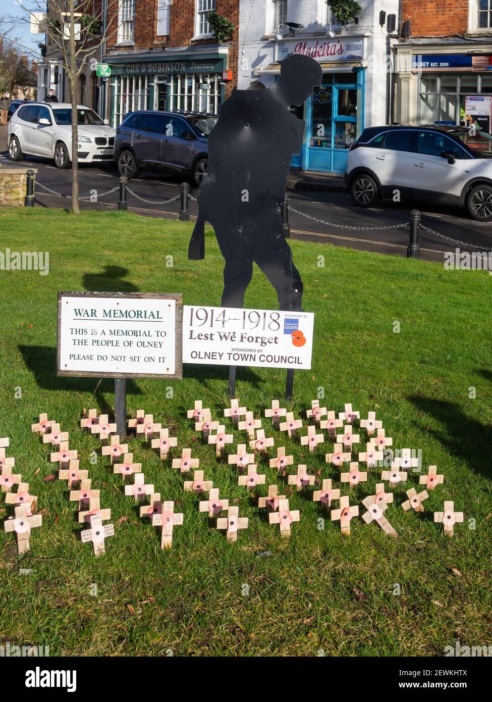 File di croci di legno e una silhouette soldato in ricordo di coloro che sono morti nella prima guerra mondiale, Olney, Buckinghamshire, Regno Unito Foto Stock