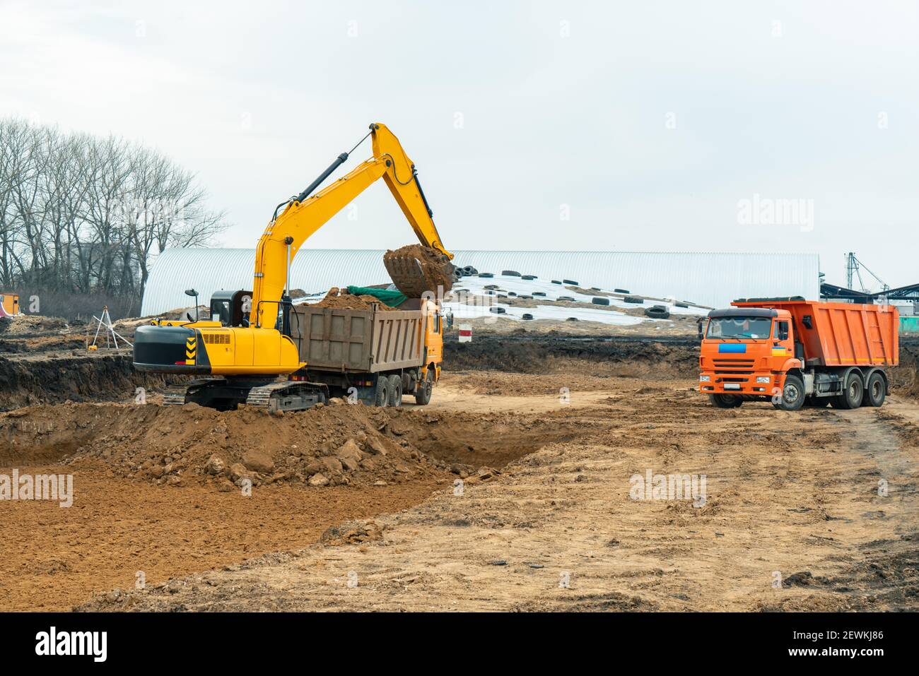 Un grande escavatore da costruzione di colore giallo sul cantiere in cava per l'estrazione. Immagine industriale Foto Stock