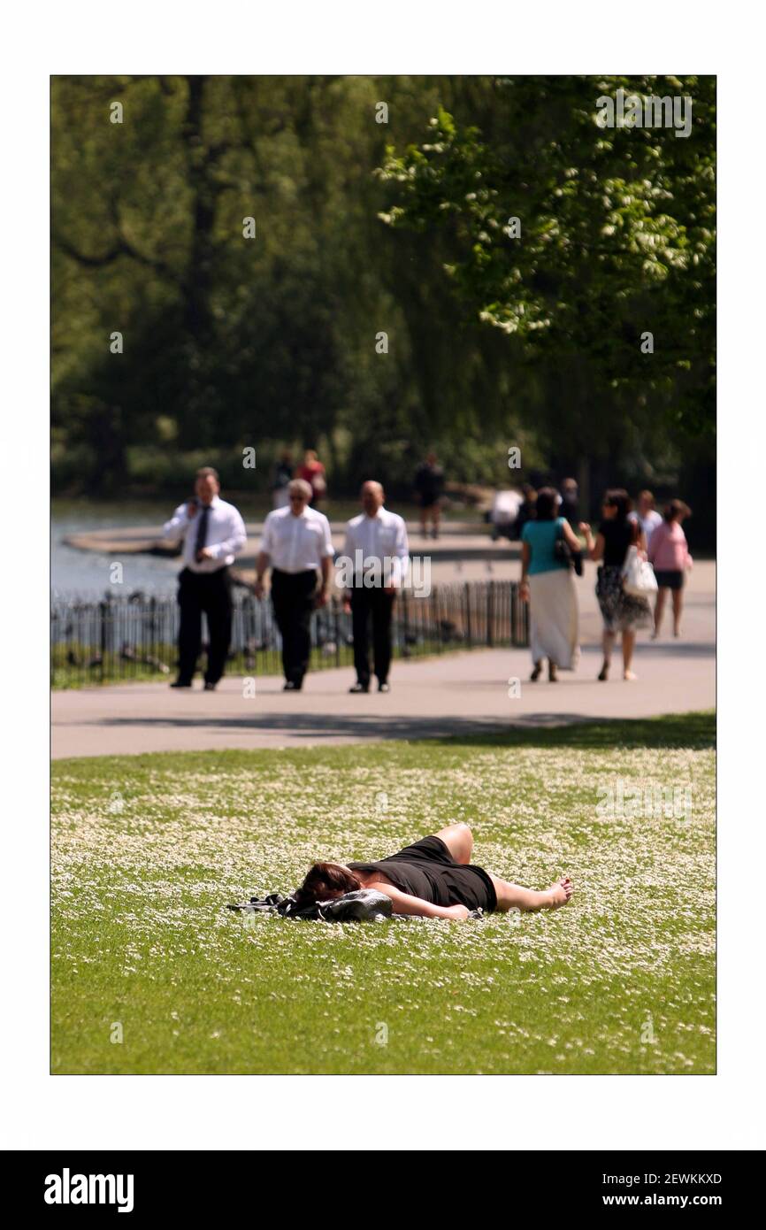Godetevi il sole estivo al Londons Regents Park...Fotografia di David Sandison l'indipendente Foto Stock