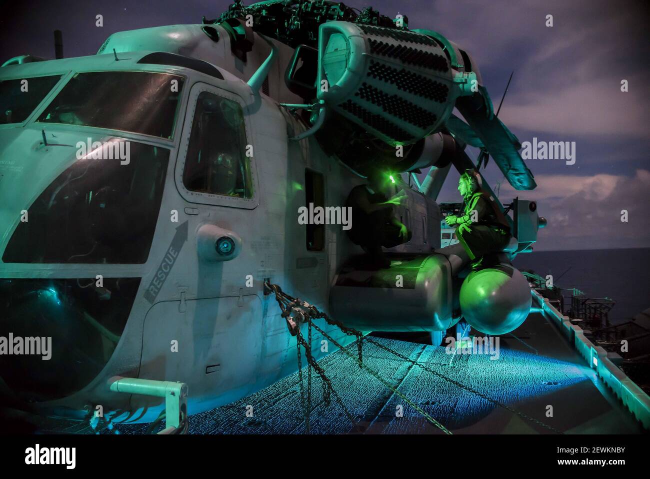 MARE DELLE FILIPPINE (settembre 20, 2016) Marines conduce la manutenzione su un SH-53E Super Stallion sul ponte di volo della nave d'assalto anfibia USS Bonhomme Richard (LHD 6). Bonhomme Richard, ammiraglia del gruppo Bonhomme Richard Expeditionary Strike, opera nel Mare delle Filippine a sostegno della sicurezza e della stabilità nella regione Indo-Asia-Pacifico. (Foto di Mass Communication Specialist 3° Classe William Sykes/U.S.A. Navy)160920-N-XK809-025 Nota bene: Le tariffe addebitate dall'agenzia sono solo per i servizi dell'agenzia e non trasmettono, né intendono, all'utente alcuna proprietà di Copyri Foto Stock