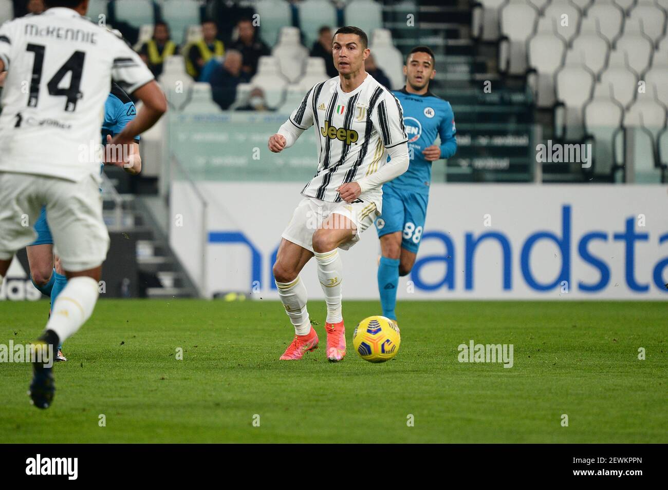 Torino, Italia. 02 marzo 2021. Cristiano Ronaldo della Juventus FC durante la Serie UNA partita di calcio tra Juventus FC e Spezia Calcio. Gli stadi sportivi di tutta Italia restano soggetti a rigorose restrizioni a causa del Coronavirus Pandemic, in quanto le leggi governative in materia di distanziamento sociale vietano i tifosi all'interno dei locali, con conseguente gioco a porte chiuse. Juventus ha vinto nel 3-0 Spezia Calcio (Photo by Alberto Gandolfo/Pacific Press) Credit: Pacific Press Media Production Corp./Alamy Live News Foto Stock