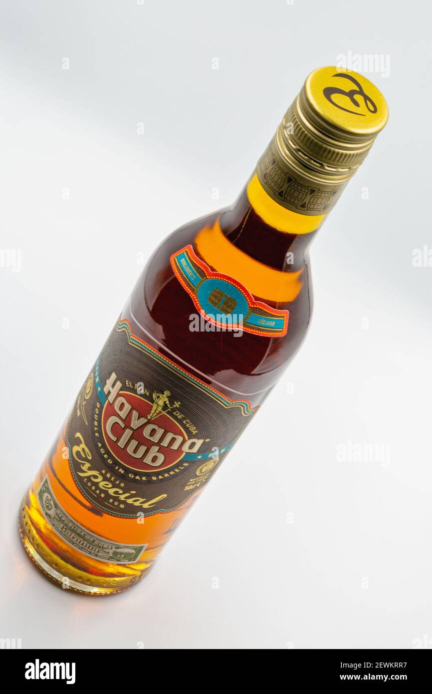KIEV, UCRAINA - 16 DICEMBRE 2020: Studio sparare di Havana Club Speciale bottiglia cubana di rum closeup contro bianco. Fabbricato a Santa Cruz del Norte, Cuba, il Foto Stock