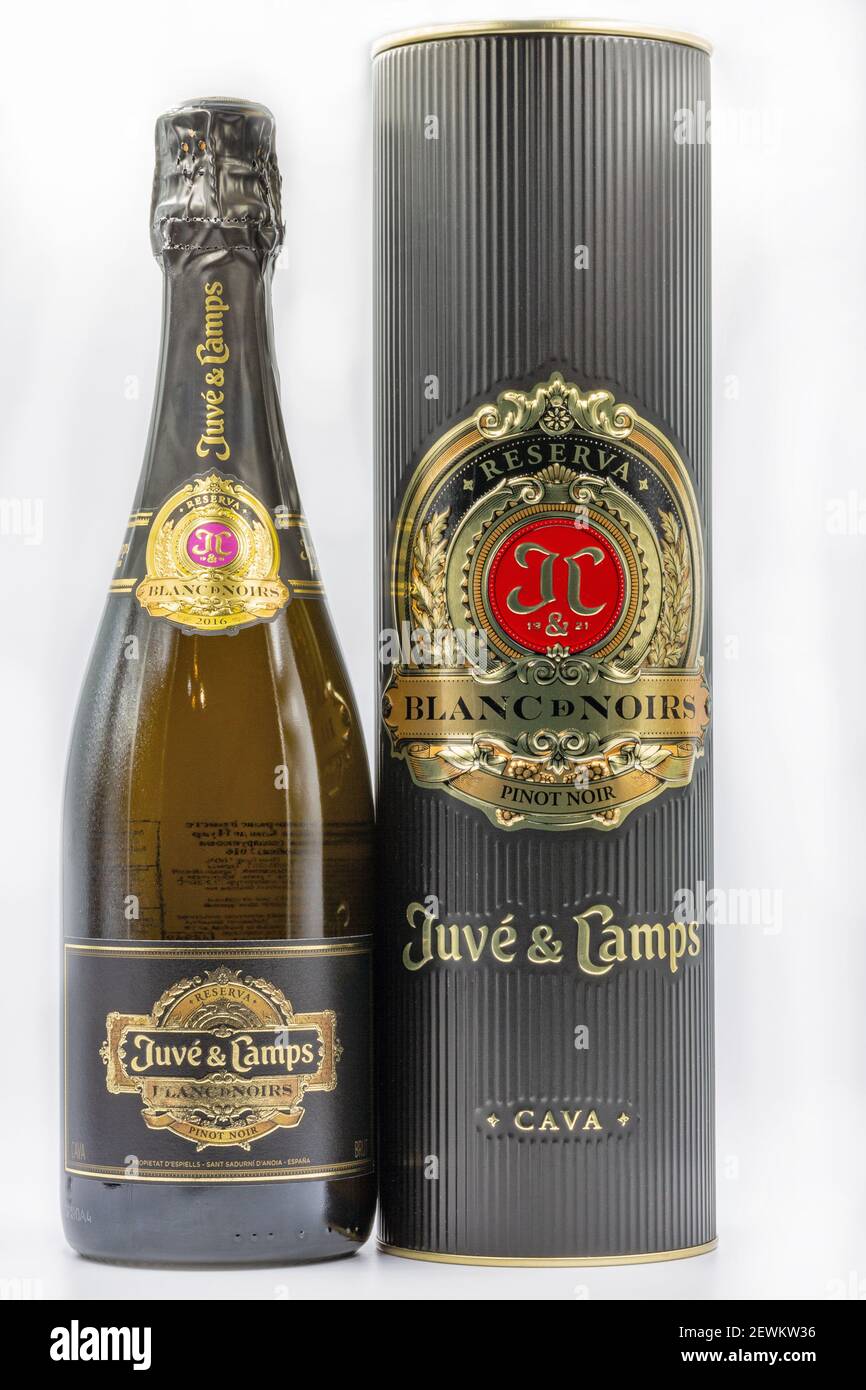 KIEV, UCRAINA - 16 DICEMBRE 2020: Juve e Camps Blanc d Noirs Pinot Noir vino spumante di lusso cava bottiglia e scatola closeup contro bianco. Foto Stock