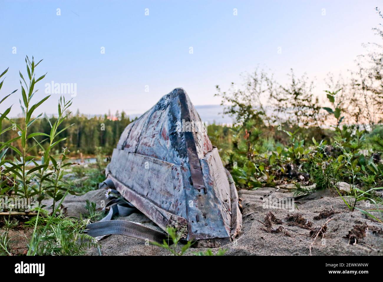 Vecchia barca a remi da pesca sulla sabbia sulla riva del fiume, Siberia, Russia. Foto Stock