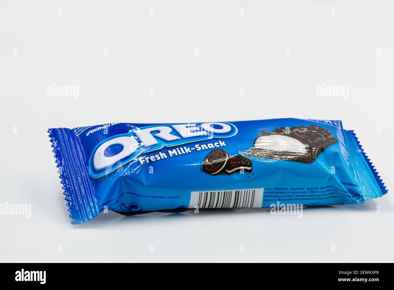 KIEV, UCRAINA - 16 NOVEMBRE 2020: Studio di ripresa di Oreo latte fresco cioccolato snack bar closeup contro sfondo bianco. Oreo è il cuoco più venduto Foto Stock