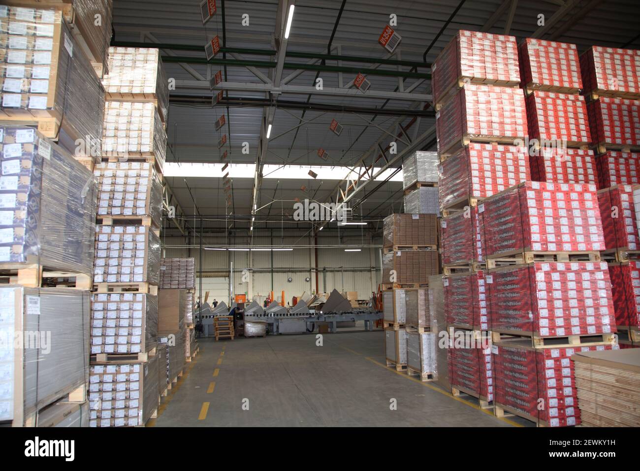 Apparecchiature industriali per la produzione di laminati. Linea di produzione di mobili. Laminate flooring. La fabbrica per la produzione di laminato. Foto Stock