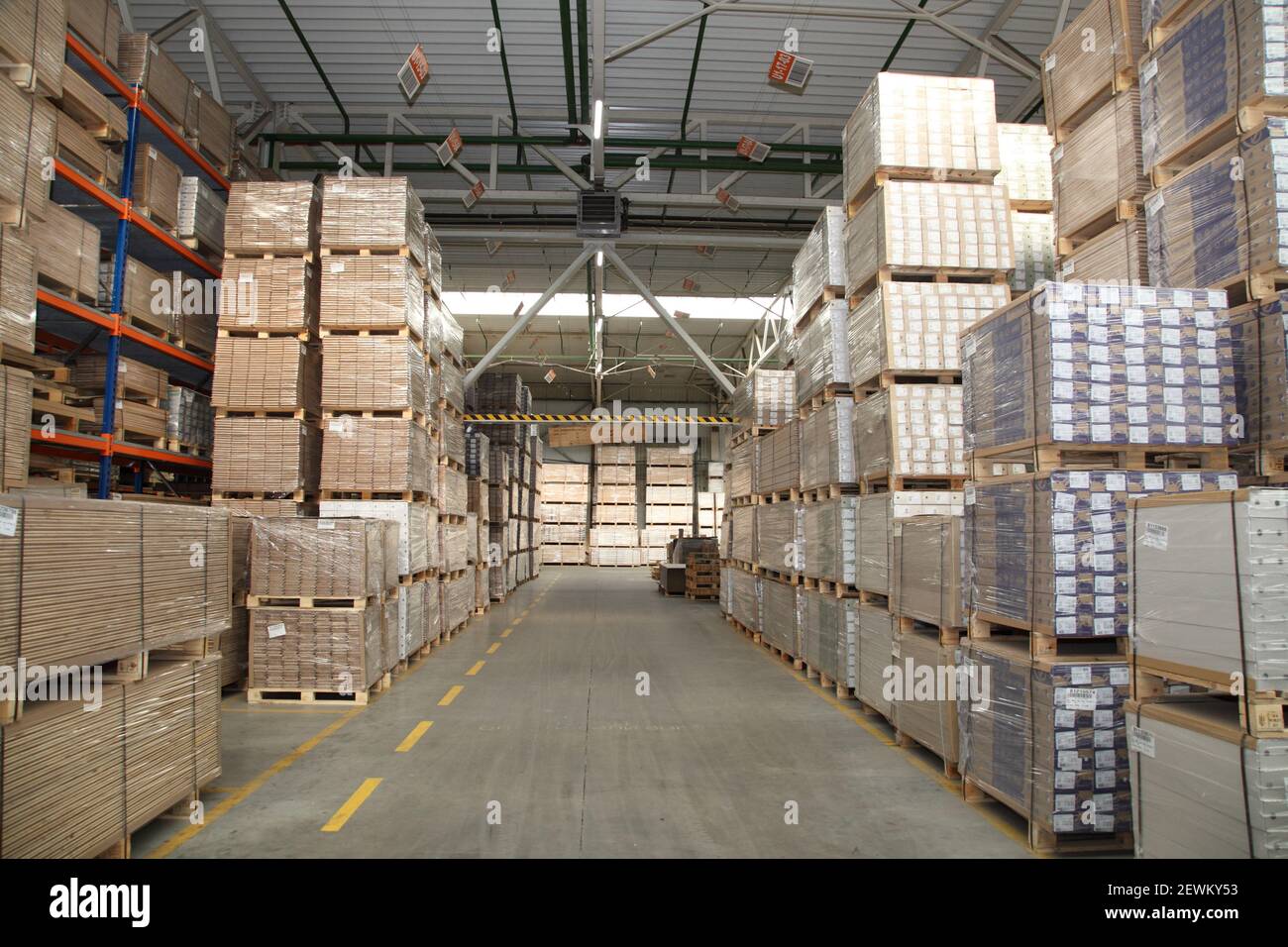 Apparecchiature industriali per la produzione di laminati. Linea di produzione di mobili. Laminate flooring. La fabbrica per la produzione di laminato. Foto Stock