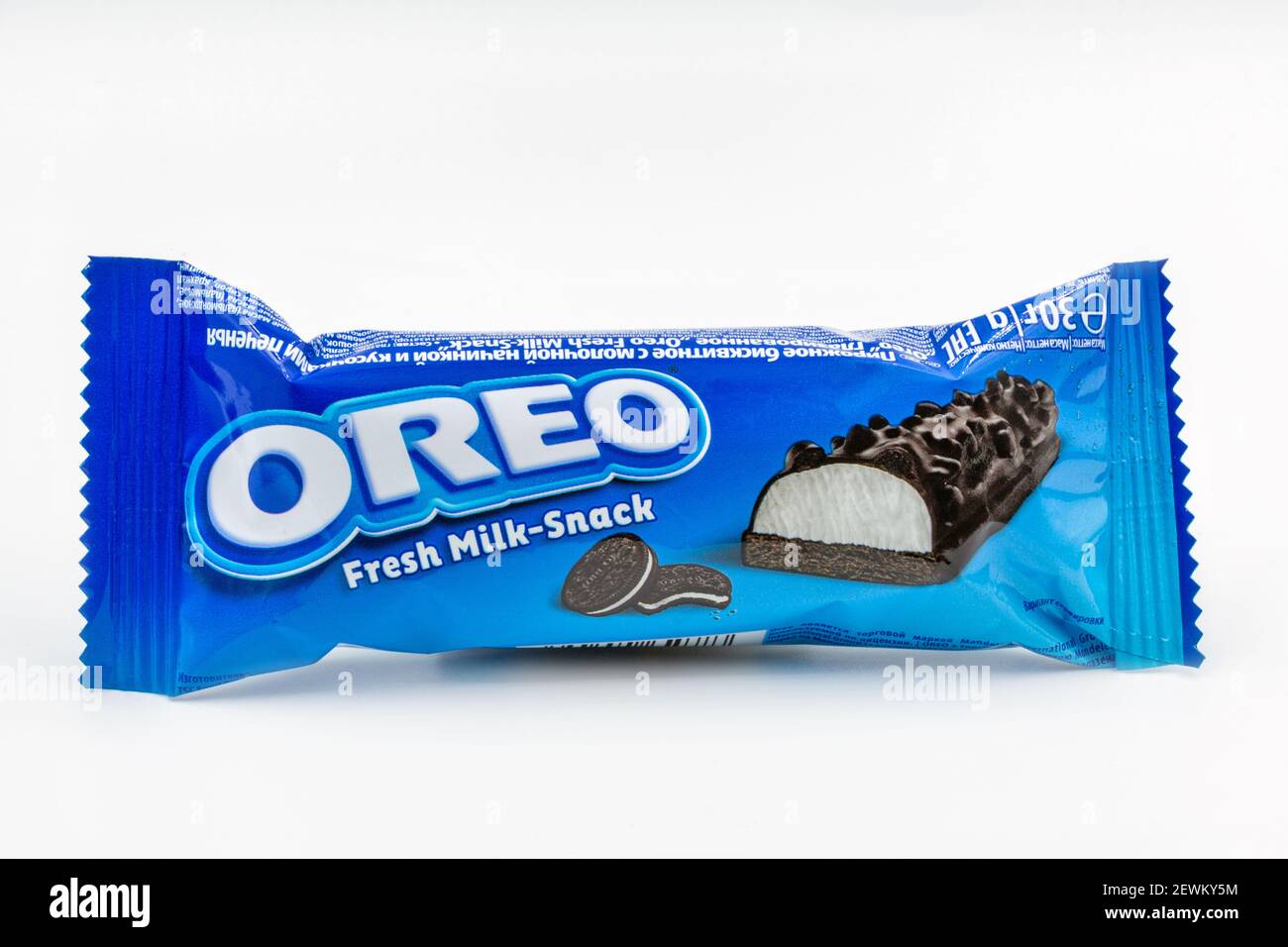 KIEV, UCRAINA - 24 DICEMBRE 2020: Studio sparare di Oreo latte fresco cioccolato snack bar closeup contro sfondo bianco. Oreo è il cuoco più venduto Foto Stock