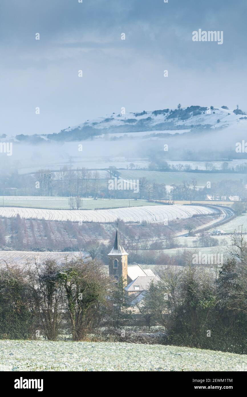 Eglise Saint Folquin d'Henneveux en hiver, Francia, Hauts de France Foto Stock