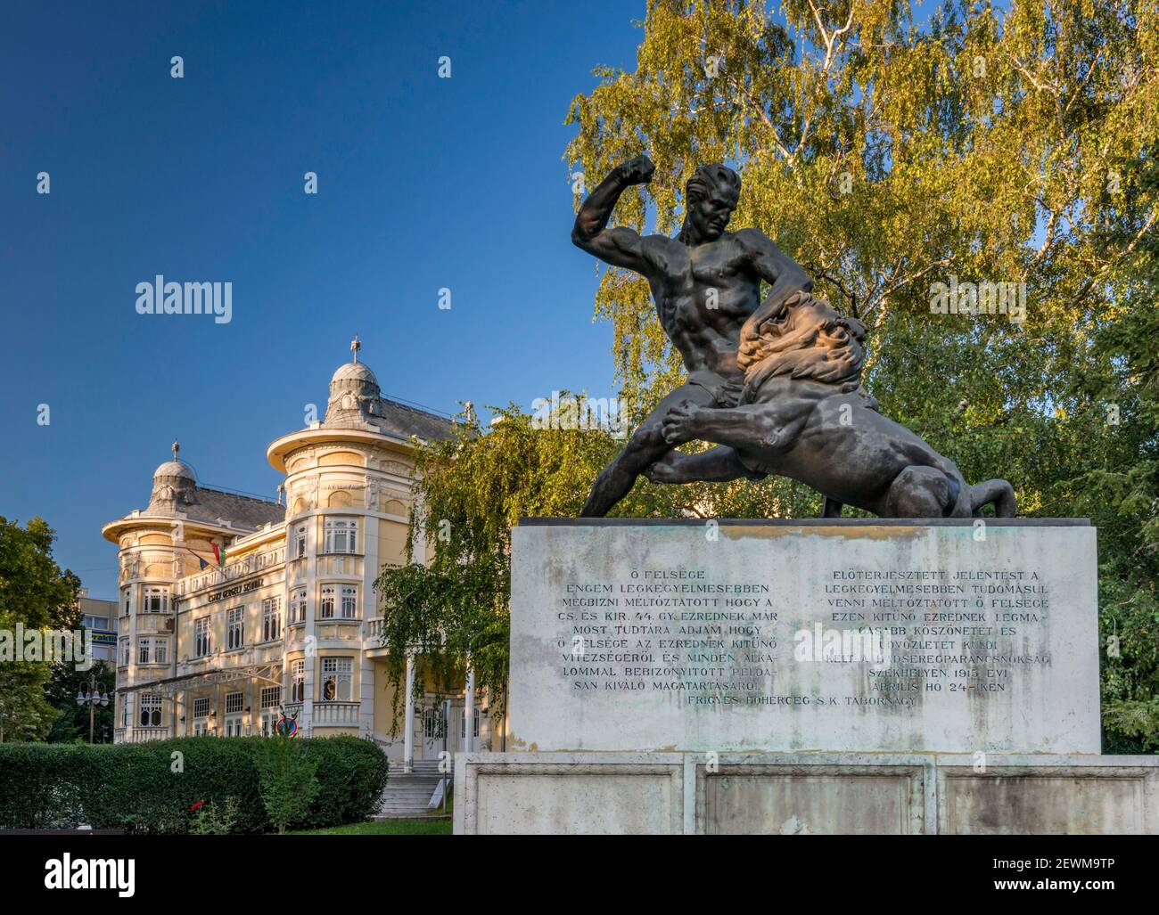 44° Monumento del Reggimento della Fanteria, di Erno Jalics, 1944, Gergely Csiky Theatre Behind, a Kaposvar, Sud della Transdanubia, Ungheria, Europa Centrale Foto Stock