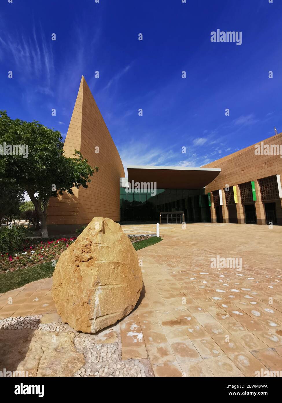 RIYADH, ARABIA SAUDITA - 26 DICEMBRE 2020: Il King Abdulaziz Historical Center e l'ingresso al Museo Nazionale non hanno visitatori a causa del coronavirus restric Foto Stock