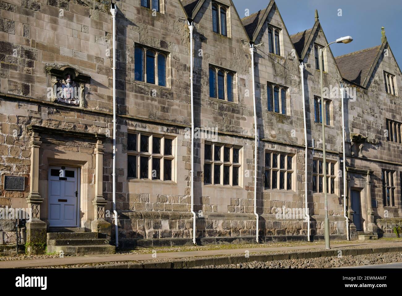 L'ex Scuola di grammatica della Regina Elisabetta, Church Street, Ashbourne, Derbyshire, fondata nel 1585. Foto Stock