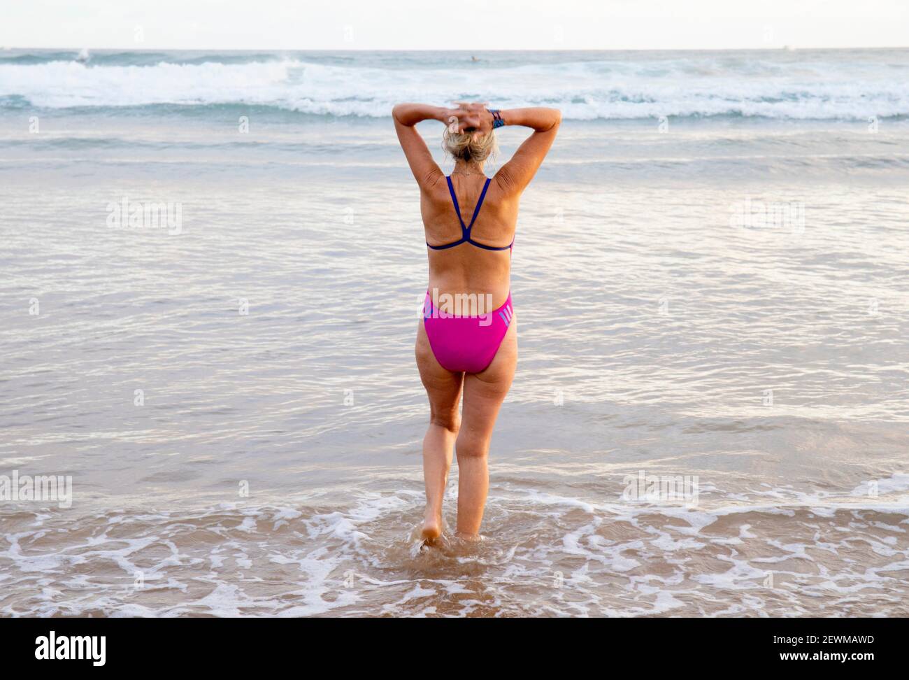 Europa, Spagna, Gipuzkoa, Zarautz Beach con donna anziana che bagna all'alba. Foto Stock