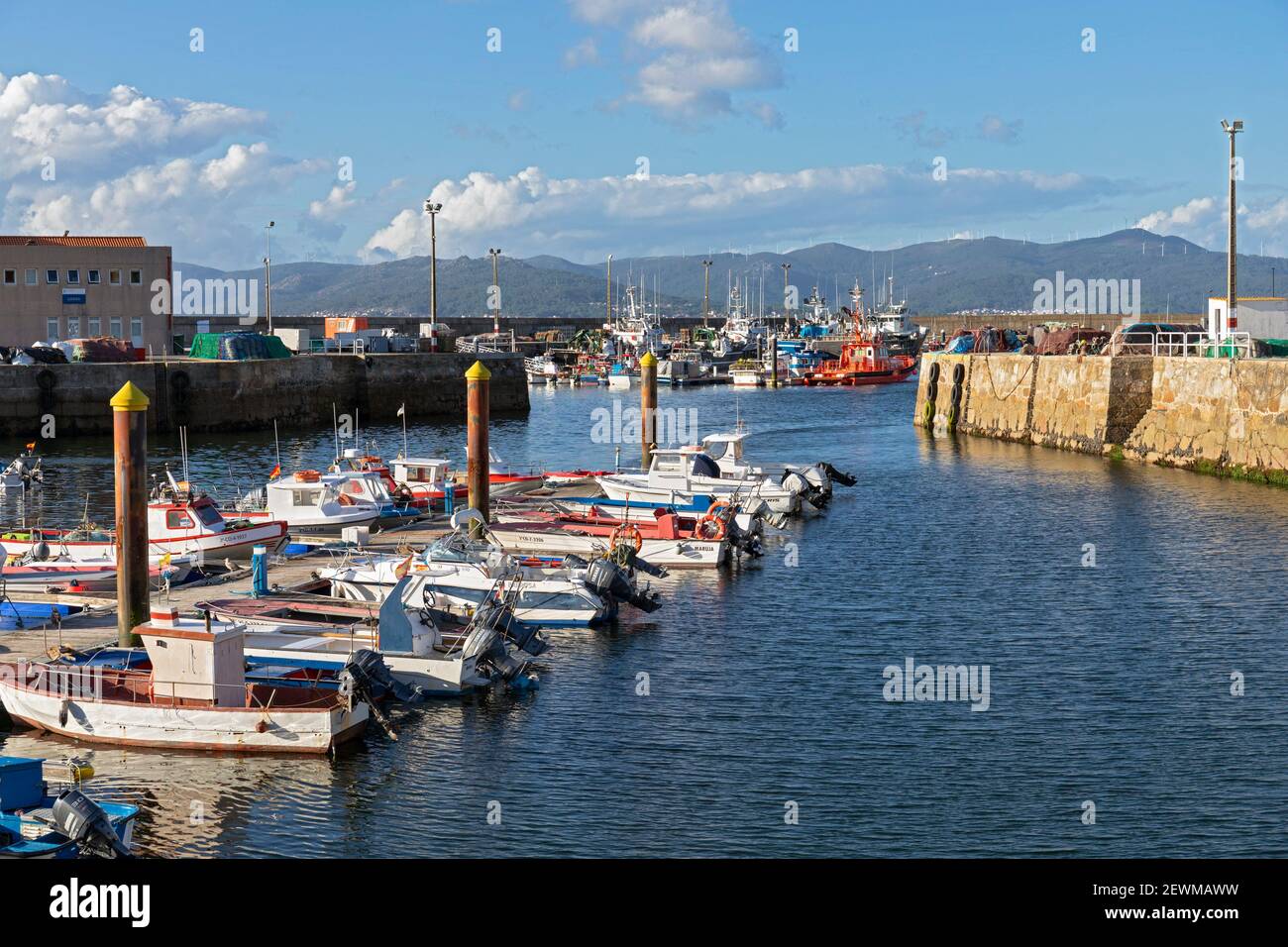 Europa, Spagna, Galizia, Porto do Son, Porto con barche ormeggiate da pesca. Foto Stock