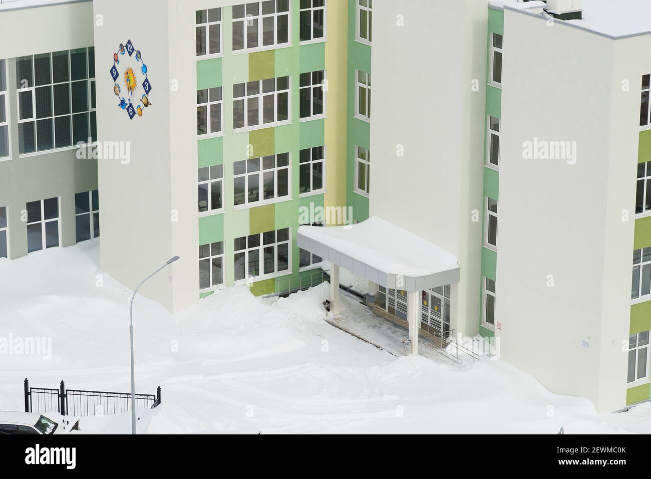 Nuova scuola. Bellissimo edificio scolastico moderno, un grande orologio sulla parte anteriore dell'edificio. Foto Stock