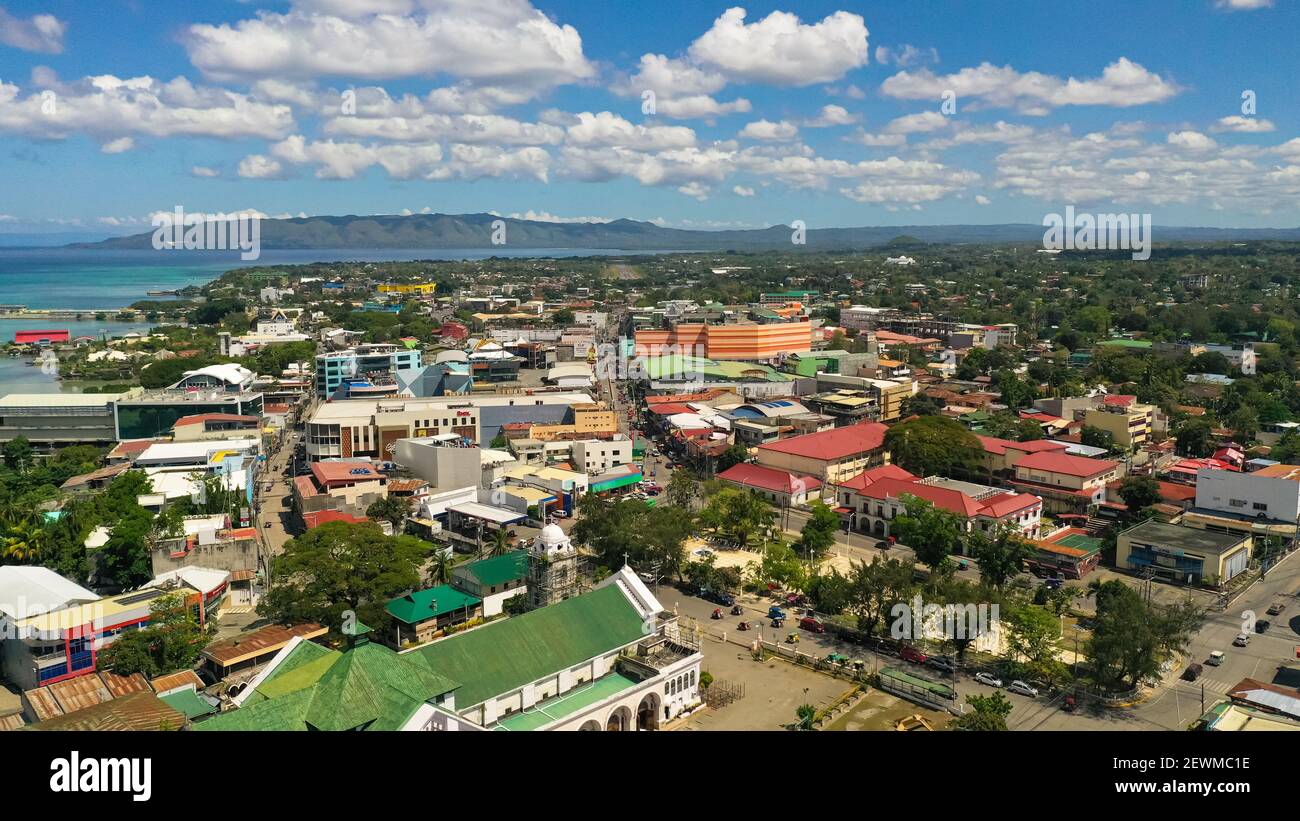La moderna città di Tagbilaran con un porto e gli edifici. La capitale della provincia di Bohol, città tagbilaran. Foto Stock