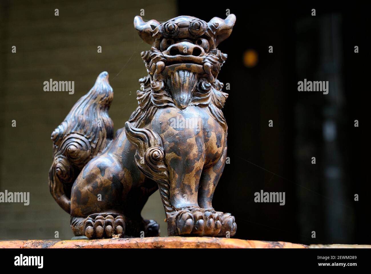 Statua del leone Guardiano - Shisa (Shisa che assomiglia a una croce tra leone e cane) all'ingresso della casa privata, la gente posiziona le coppie di Shisa sul loro Foto Stock