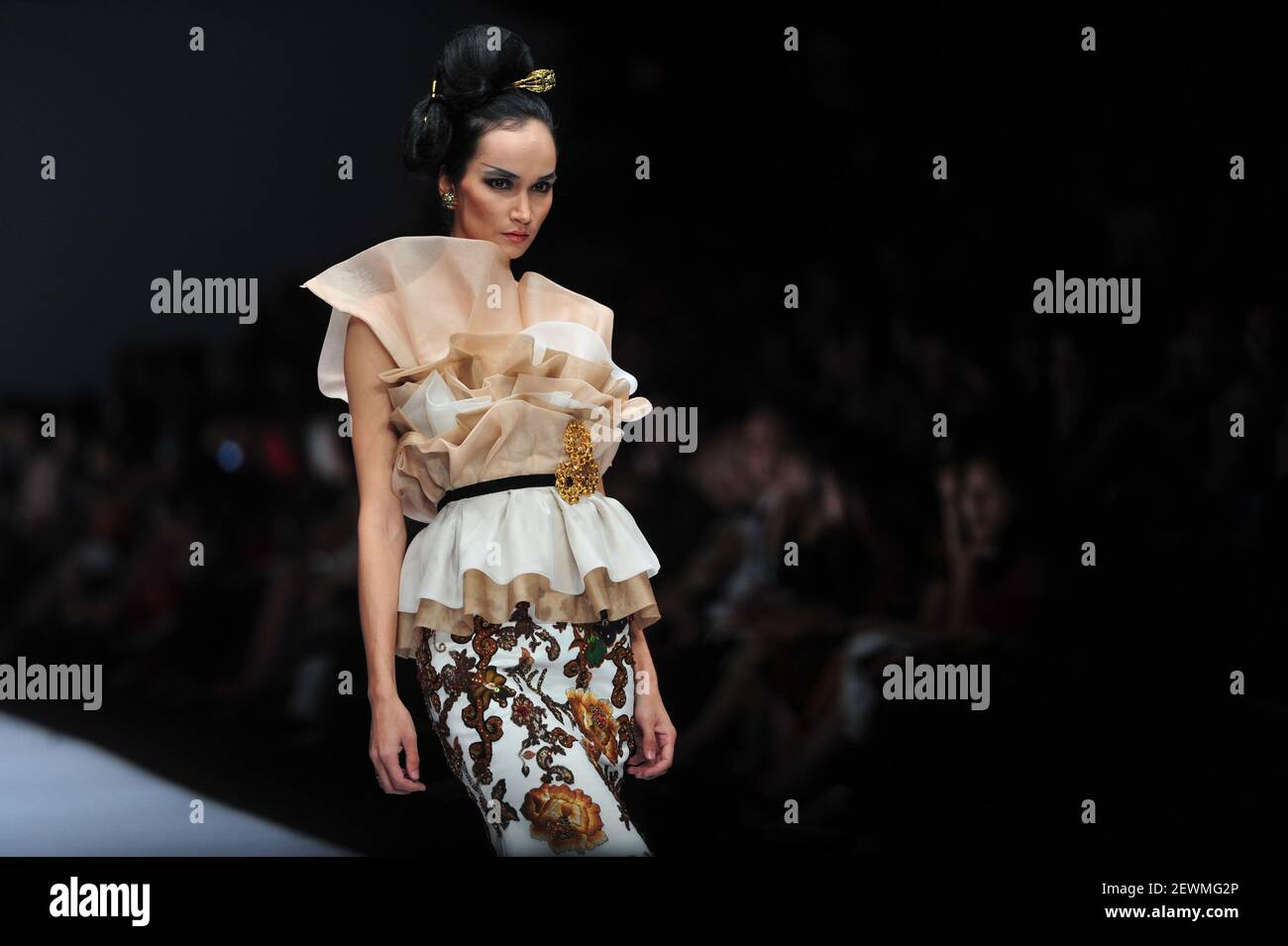 Un modello presenta una creazione della designer indonesiana Musa Widyatmodjo l'ultimo giorno della settimana della Moda di Giacarta 2017 a Giacarta, Indonesia, 28 ottobre 2016. Foto Stock