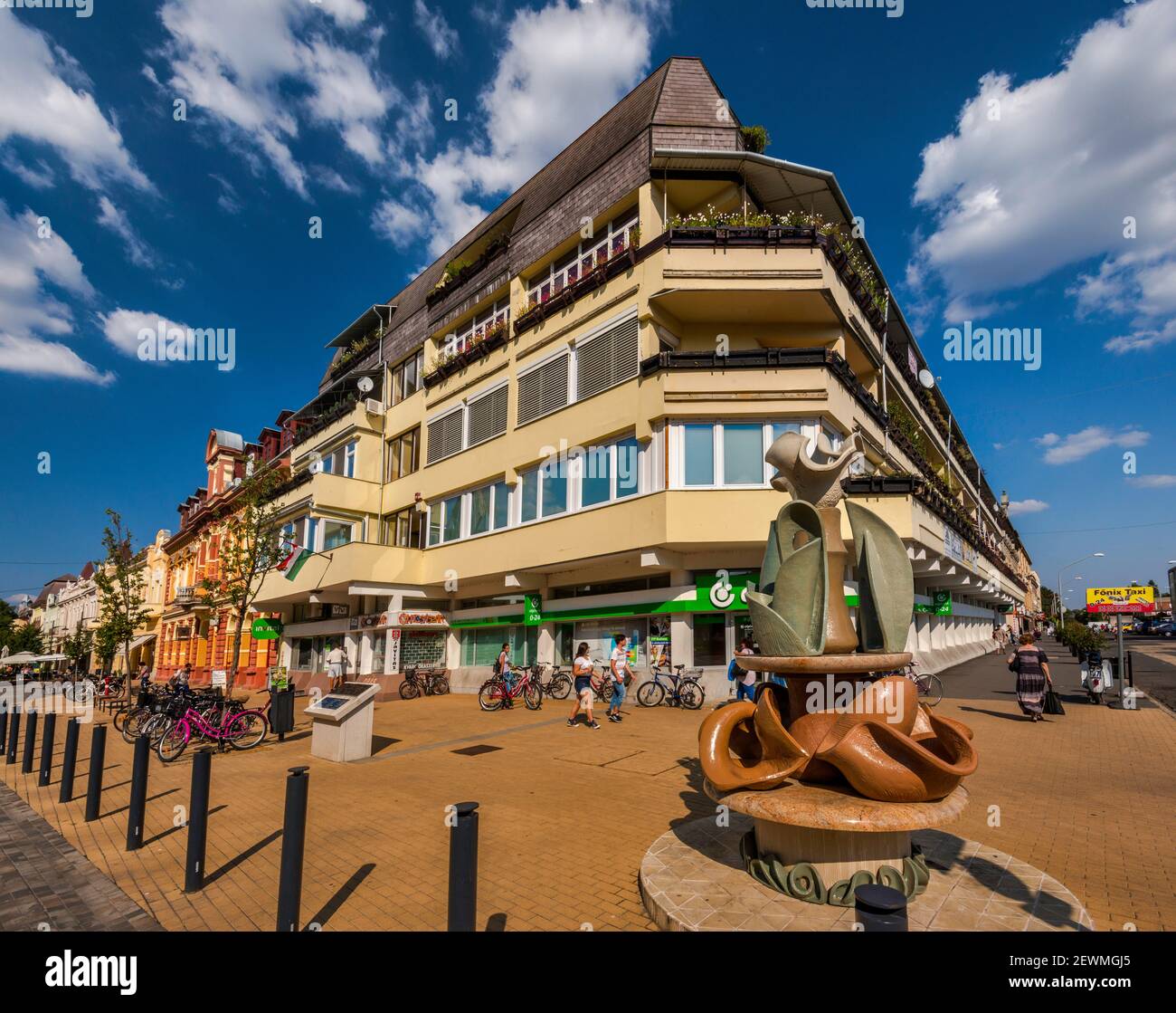 Scultura a Kossuth ter in Hodmezovasarhely, Regione della Grande pianura del Sud, Ungheria, Europa Centrale Foto Stock