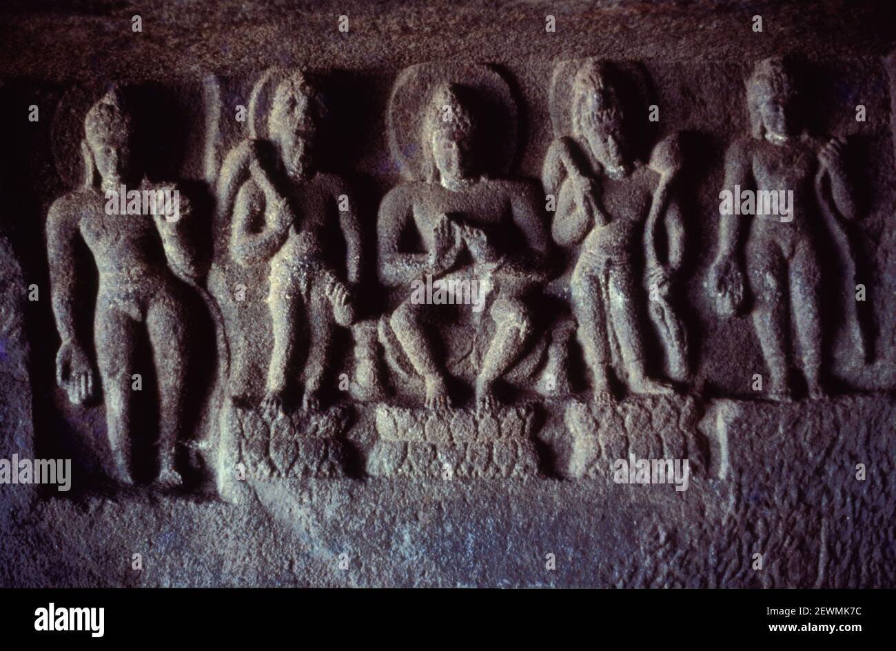 Grotta n. 23, Gruppo Budda parete posteriore con portatori di chouri, Circa VI secolo d.C., Nasik, India Foto Stock