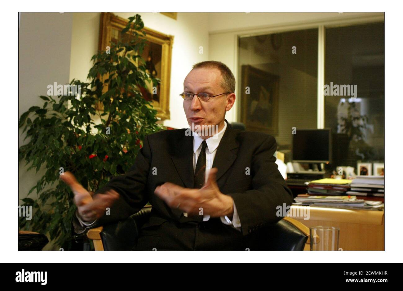 robert thomson ...redattore dei th volte nel suo ufficio in Londonpic David Sandison 10/3/2004 Foto Stock