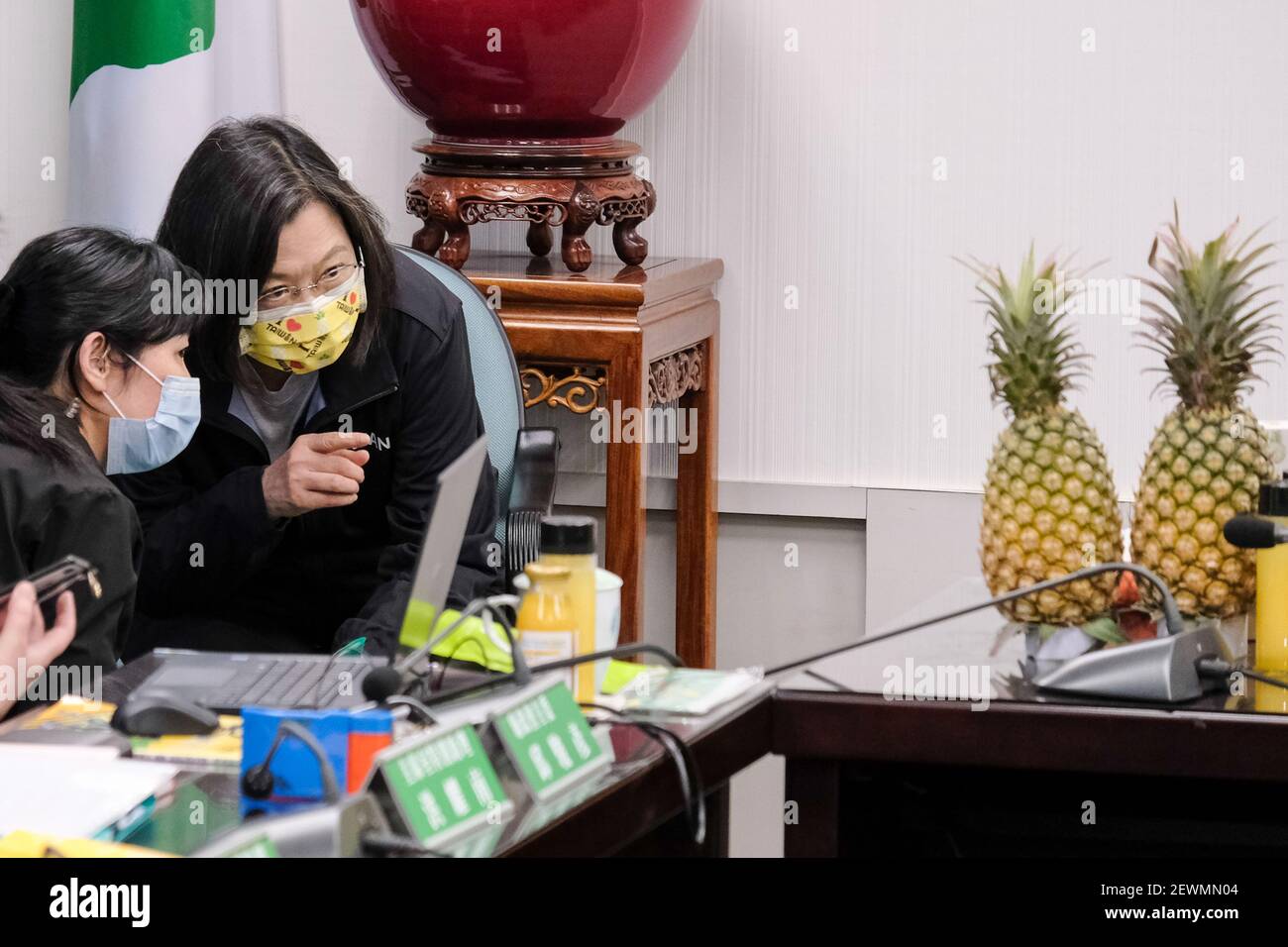 Taipei, Taiwan. 03 marzo 2021. Tsai ing-Wen (RB), presidente e presidente taiwanese della DPP, in un punto di discussione ad un ananas durante una conferenza stampa presso l'ufficio del Partito democratico Progressista (DPP). In risposta al divieto della Cina sulle esportazioni di ananassi coltivati a Taiwan, il governo di Taiwan sta promuovendo prodotti locali basati su ananassi coltivati in casa. Credit: SOPA Images Limited/Alamy Live News Foto Stock