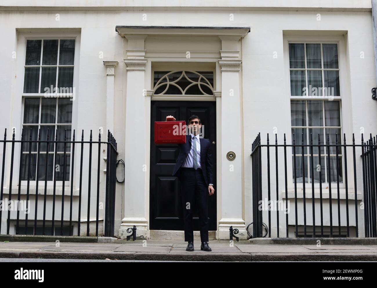 Cancelliere dello scacchiere, Rishi Sunak fuori 11 Downing Street, Londra, prima di dirigersi alla Camera dei Comuni per realizzare il suo bilancio. Data immagine: Mercoledì 3 marzo 2021. Foto Stock