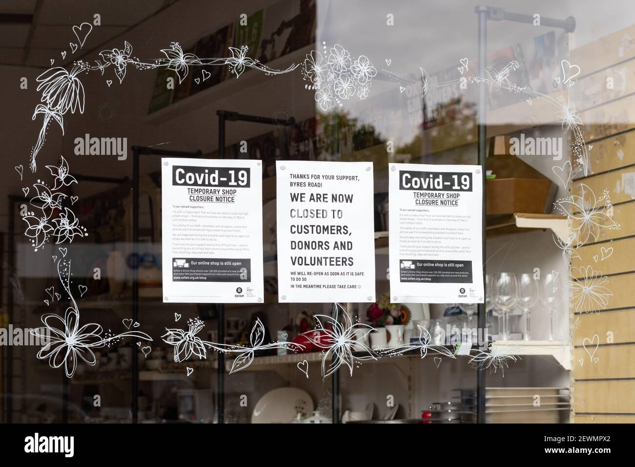 Il negozio di beneficenza è chiuso durante la chiusura del Coronavirus covid-19 - Oxfam, Byres Road, Glasgow, Scozia, Regno Unito Foto Stock