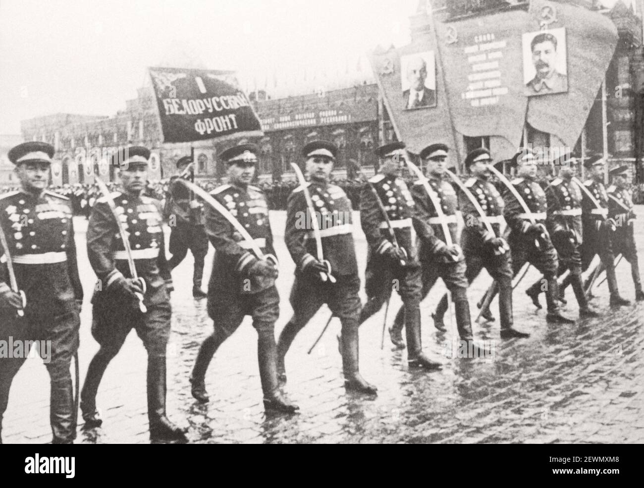 Comandanti degli eserciti del 1° fronte Belorussiano durante la Parata della Vittoria in Piazza Rossa a Mosca il 24 giugno 1945. Foto Stock