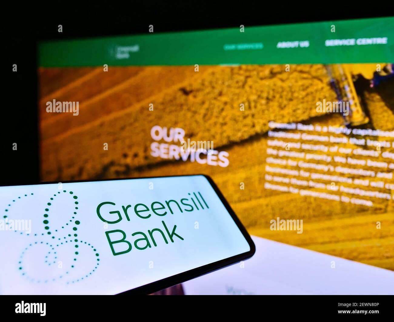 Smartphone con logo della società finanziaria tedesca Greensill Bank AG sullo schermo di fronte al sito Web aziendale. Focus sul centro del display del cellulare. Foto Stock