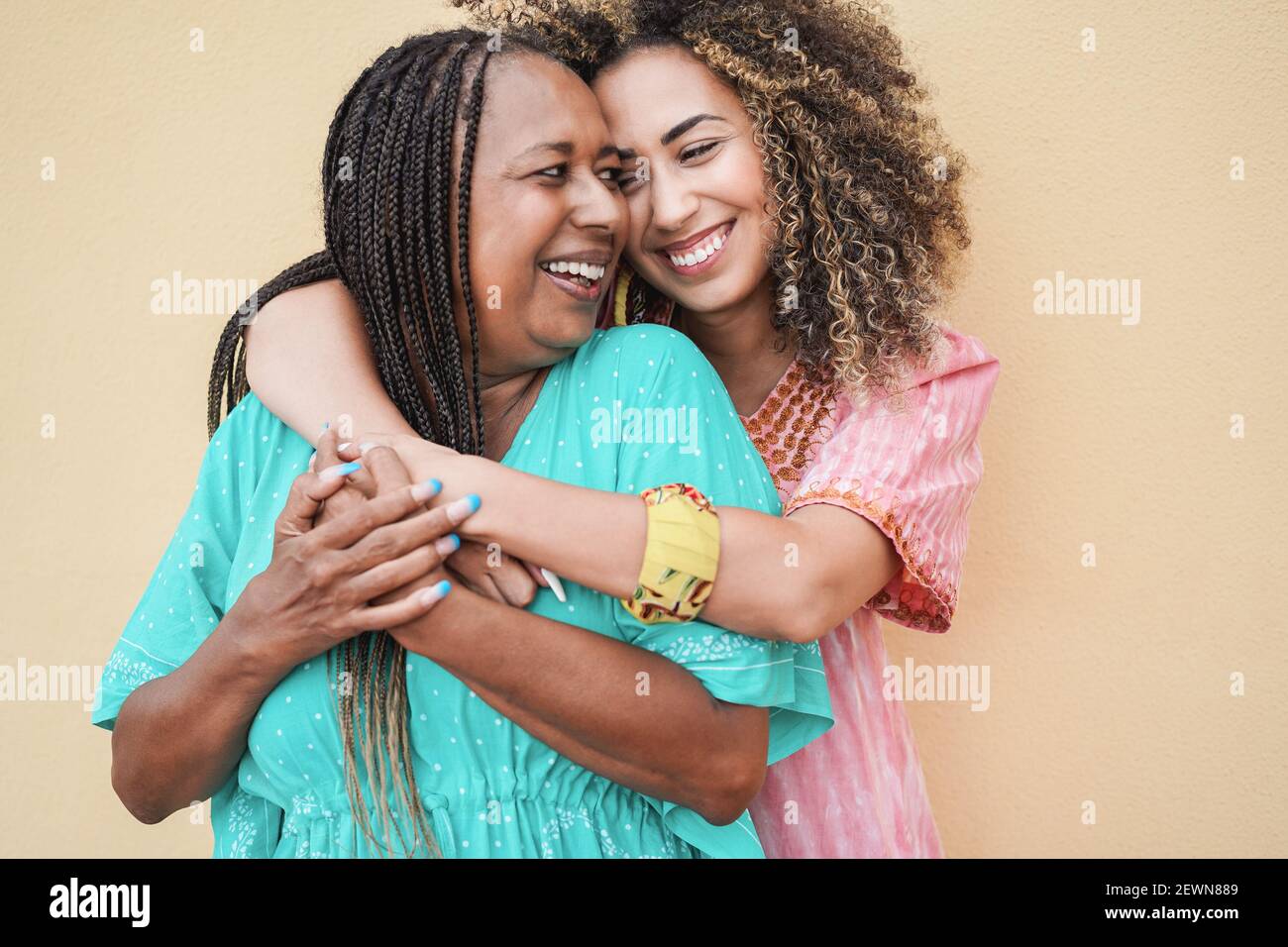 Felice madre e figlia che si abbracciano l'un l'altro - Amore e. concetto di famiglia Foto Stock