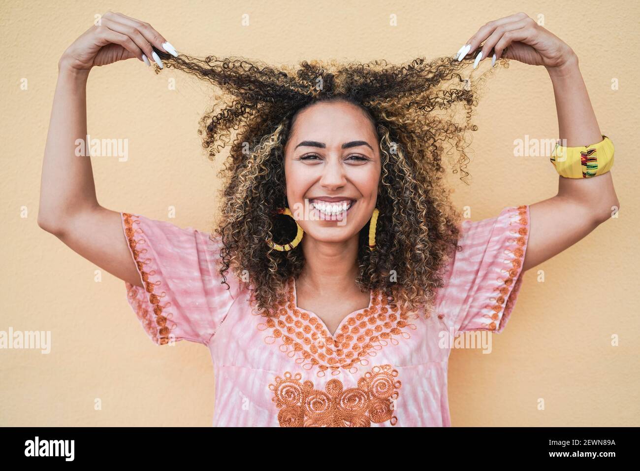 Donna africana felice sorridente sulla macchina fotografica - fuoco sul viso Foto Stock