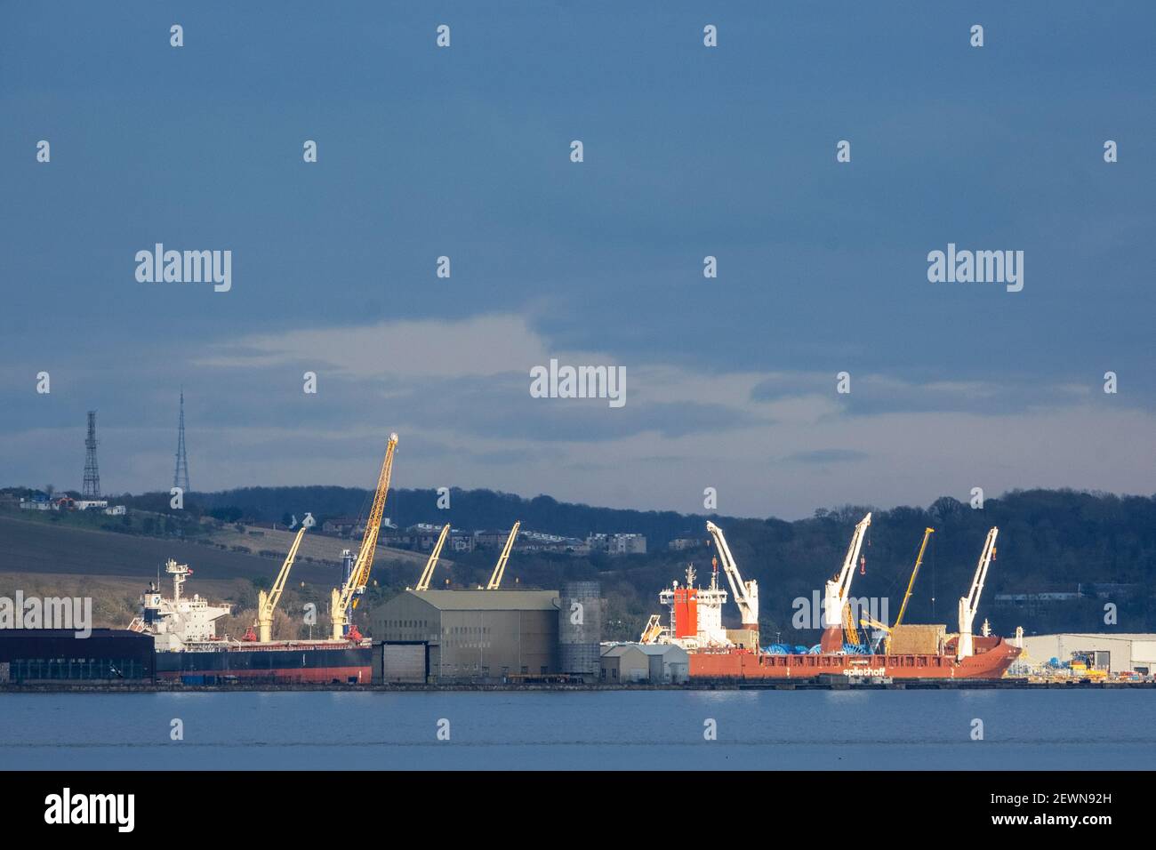 Vista del porto di Rosyth, Fife, Scozia. Foto Stock