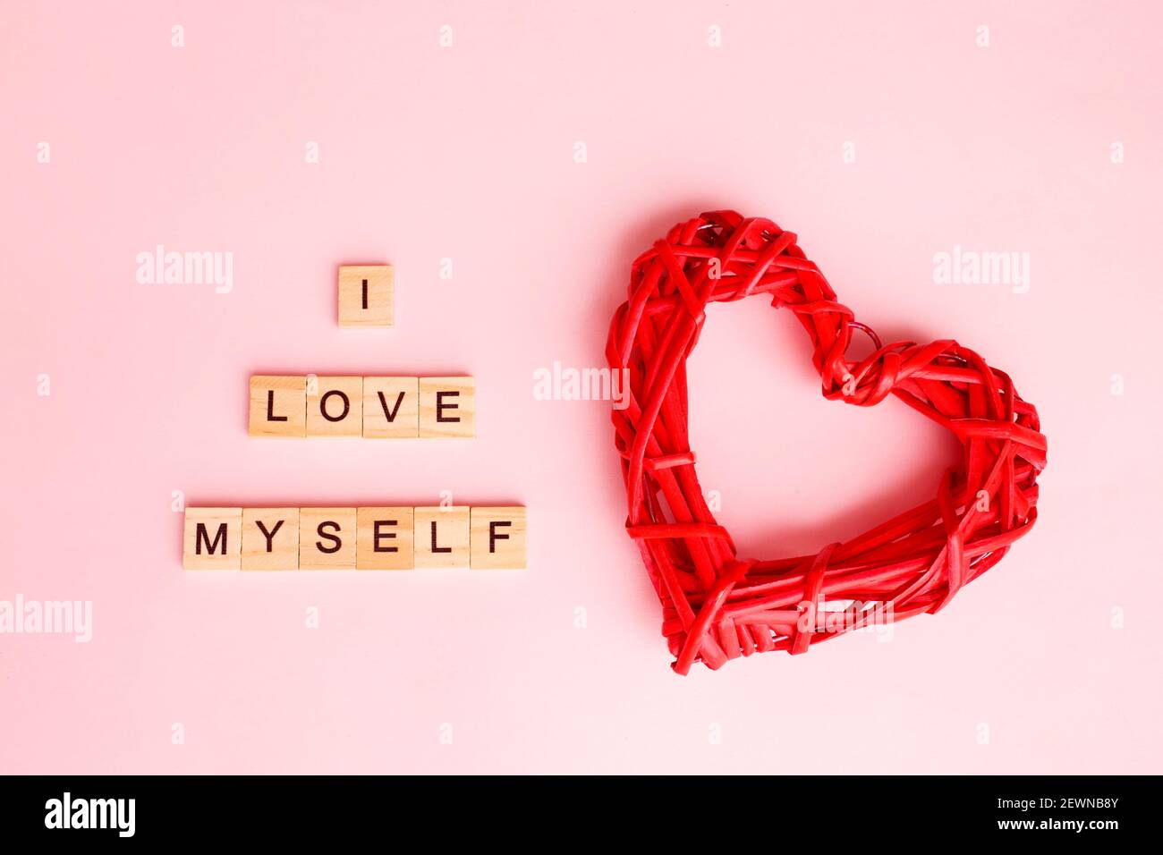Frase scritta Io amo me stesso con il cuore su sfondo rosa. Concetto di salute mentale journaling, mentalità sana, accettandomi Foto Stock
