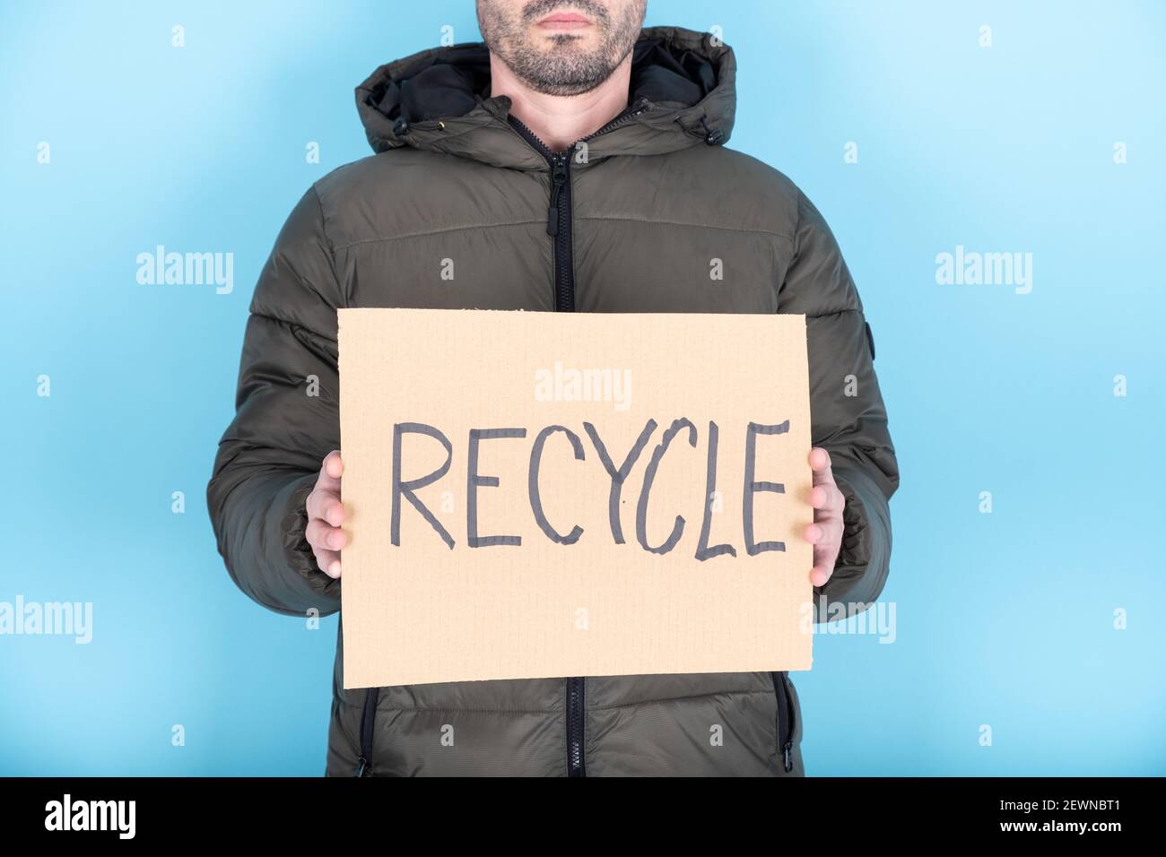 Persona anonima con un segno di protesta che recita "riciclare" Foto Stock
