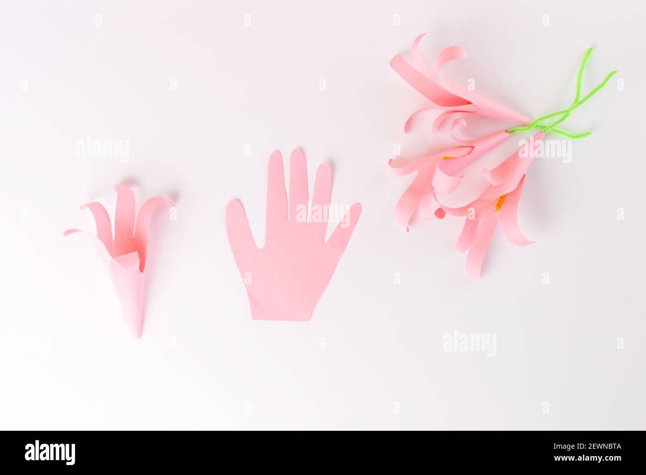 stampa a mano di gigli di carta, fai da te, attività di festa primaverile artigianale per bambini, tutorial, istruzioni passo per passo Foto Stock