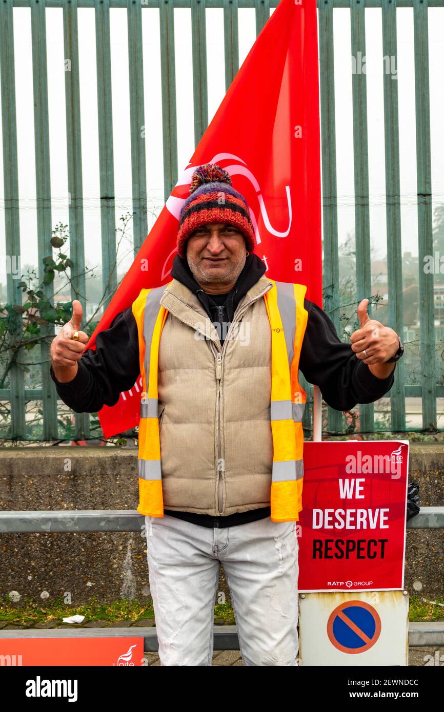 Londra, Regno Unito. 3 marzo 2021. Un autista di autobus conosciuto come Bobby on Strike presso la picket line presso la stazione degli autobus Edgware e deposito. 2000 autisti di autobus in tutta Londra hanno intrapreso un'azione industriale sulle condizioni retributive. London Sovereign (che opera come controllata di RATP di proprietà francese) offre un aumento salariale del 0.75%, che Unite Union dice essere "ben al di sotto" degli altri operatori di autobus londinesi. Ulteriori azioni di sciopero sono previste per mercoledì 10 e 17 marzo. Credit: Bradley Taylor / Alamy Live News Foto Stock