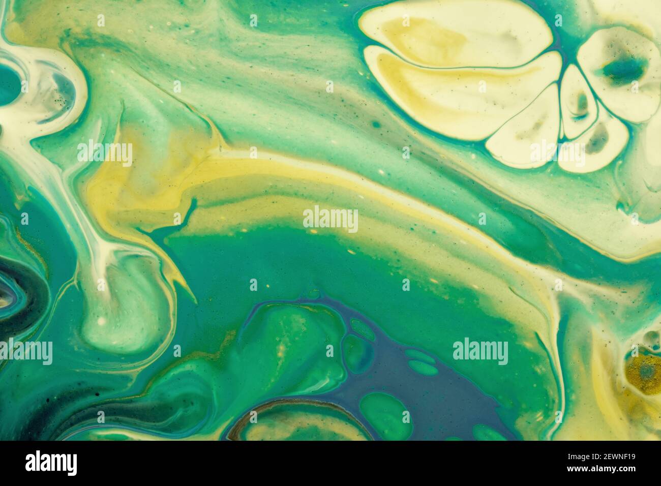 Astratto fluido arte sfondo colori verde e giallo. Vernice acrilica liquida su tela con sfumatura smeraldo e spruzzi. Sfondo acquerello con Cy Foto Stock
